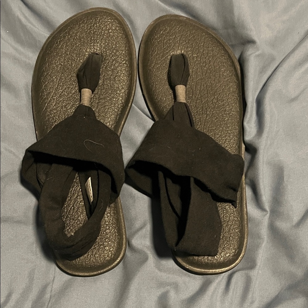 Sanuk Black Toe Loop Sandals